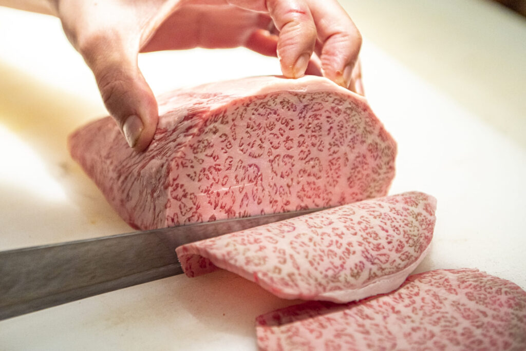 お肉を包丁カット